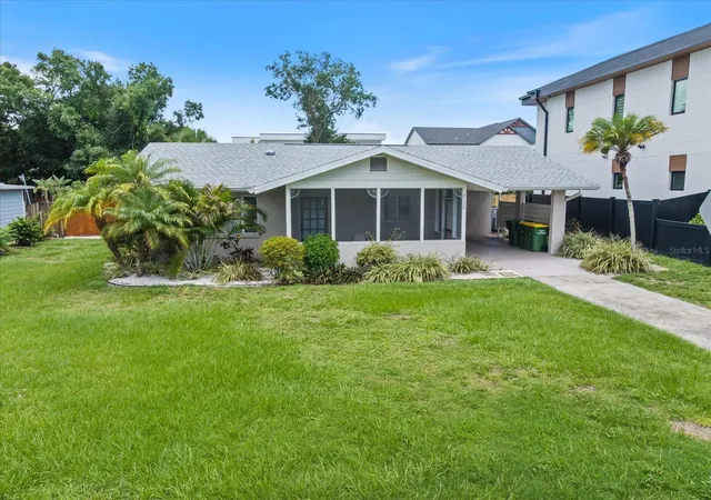 Photo 2 of Sale Pending at 2126 Hyde Park St, Sarasota, FL 34239 | MLS# A4704408 | Listing updated on 2026-09-02