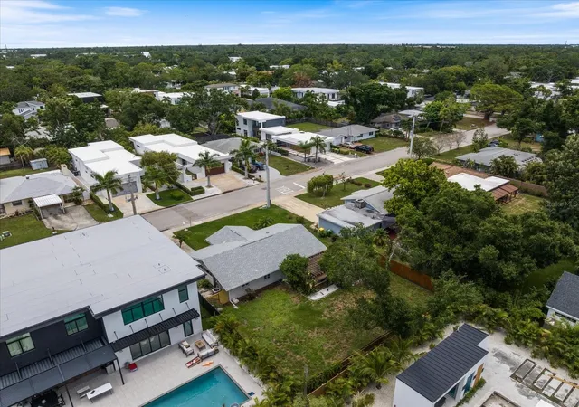 Photo 3 of Sale Pending at 2126 Hyde Park St, Sarasota, FL 34239 | MLS# A4704408 | Listing updated on 2026-09-02