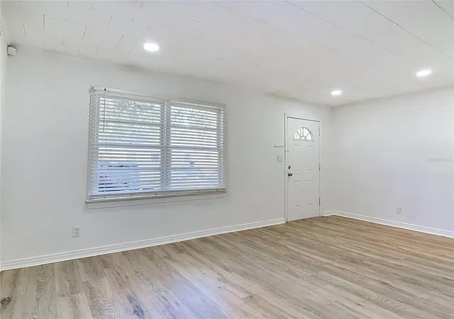 Photo 4 of Single family home for sale at 709 Edwards St, Daytona Beach, FL 32114 | MLS# V4950990 | Listing updated on 2026-09-04