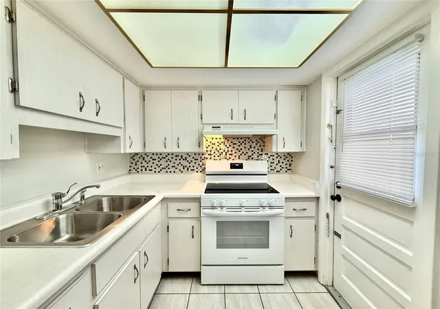 Photo 2 of Single family home for sale at 6105 Coral Wy, Bradenton, FL 34207 | MLS# A4704422 | Listing updated on 2026-10-03