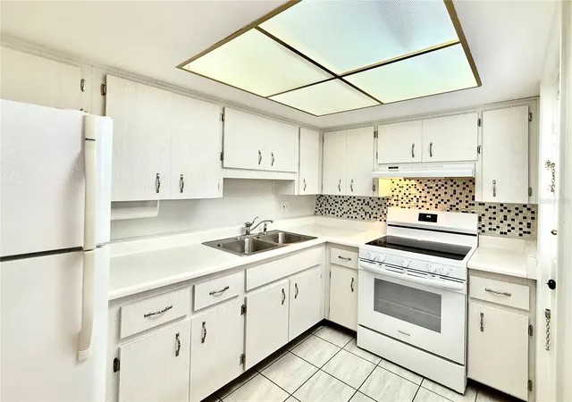 Photo 3 of Single family home for sale at 6105 Coral Wy, Bradenton, FL 34207 | MLS# A4704422 | Listing updated on 2026-10-03