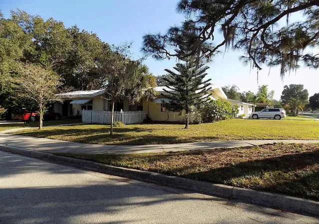 Photo 1 of Single family home for sale at 2695 S East Ave, Sarasota, FL 34239 | MLS# O6437558 | Listing updated on 2026-09-08