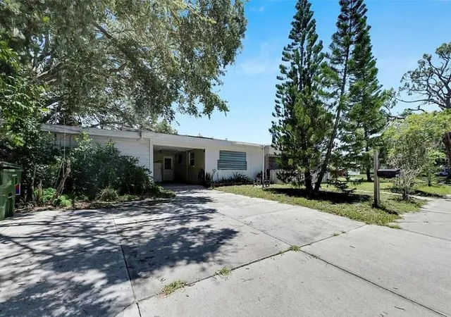 Photo 2 of Single family home for sale at 2695 S East Ave, Sarasota, FL 34239 | MLS# O6437558 | Listing updated on 2026-09-08