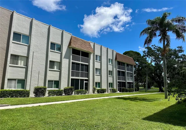 Photo 1 of Condo for sale at 1330 Glen Oaks Dr E #370D, Sarasota, FL 34232 | MLS# A4704435 | Listing updated on 2026-09-01