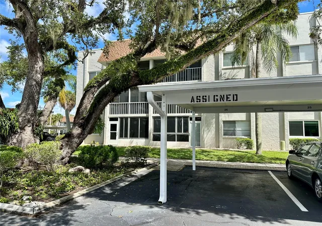 Photo 3 of Condo for sale at 1330 Glen Oaks Dr E #370D, Sarasota, FL 34232 | MLS# A4704435 | Listing updated on 2026-09-01