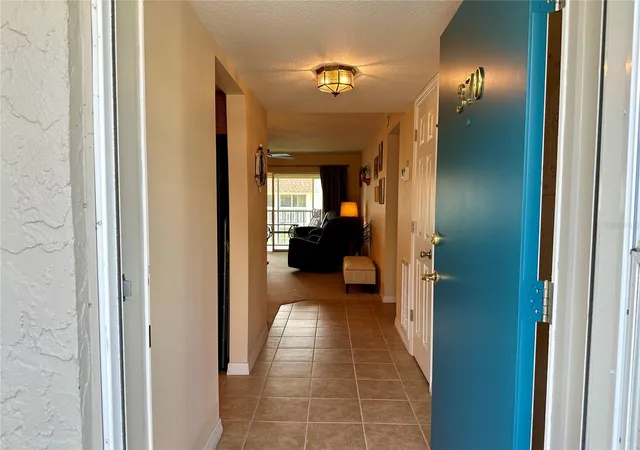 Listing Photo 5 - Condo for sale in building located at 1330 Gln Oaks Dr E, Sarasota, FL 34232 - Unit #370D
