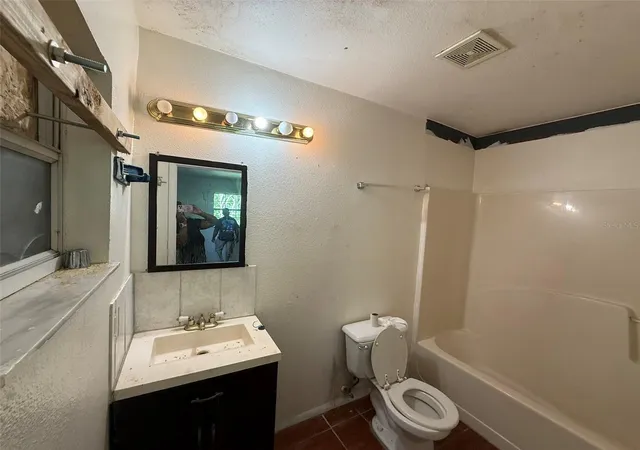 Photo 4 of Single family home for sale at 816 17th Court E, Bradenton, FL 34208 | MLS# TB8543651 | Listing updated on 2026-09-02