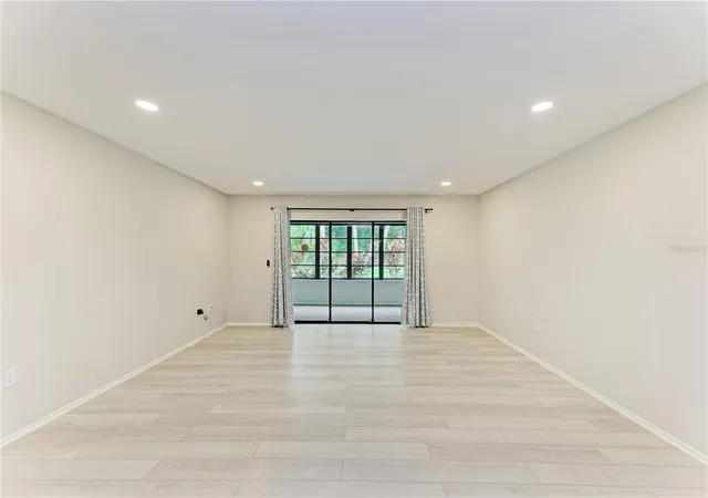 Photo 4 of House for sale at 813 Spring Lakes Blvd, Bradenton, FL 34210 | MLS# A4704441 | Listing updated on 2026-09-12