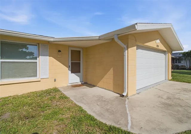 Photo 5 of Single family home for sale at 1786 Coconut Dr, Venice, FL 34293 | MLS# A4704445 | Listing updated on 2026-09-01