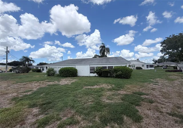 Listing Photo 2 - Condo for sale in building located at 402 Dorchester Pl, SUN CITY CENTER, FL 33573 - Unit #44