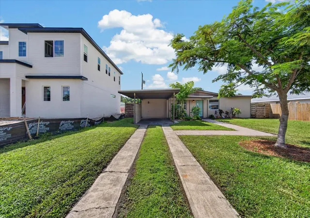 Photo 4 of Single family home for sale at 2350 Loma Linda St, Sarasota, FL 34239 | MLS# A4704449 | Listing updated on 2026-09-29