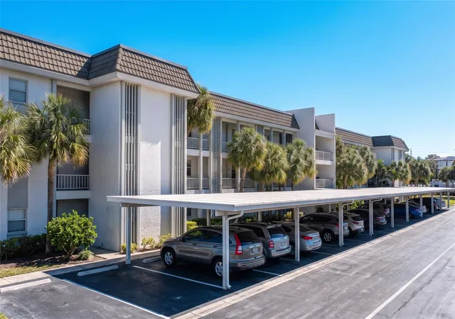 Listing Photo 5 - Condo for sale in building located at 4370 Chatham Dr, LONGBOAT KEY, FL 34228 - Unit #304
