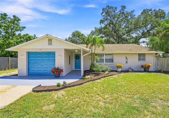 Photo 1 of Single family home for sale at 411 Plantation Rd, Venice, FL 34293 | MLS# TB8543710 | Listing updated on 2026-08-30