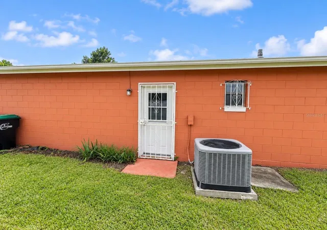 Photo 3 of Single family home for sale at 4068 Castlegate Dr, Orlando, FL 32839 | MLS# O6437626 | Listing updated on 2026-10-03