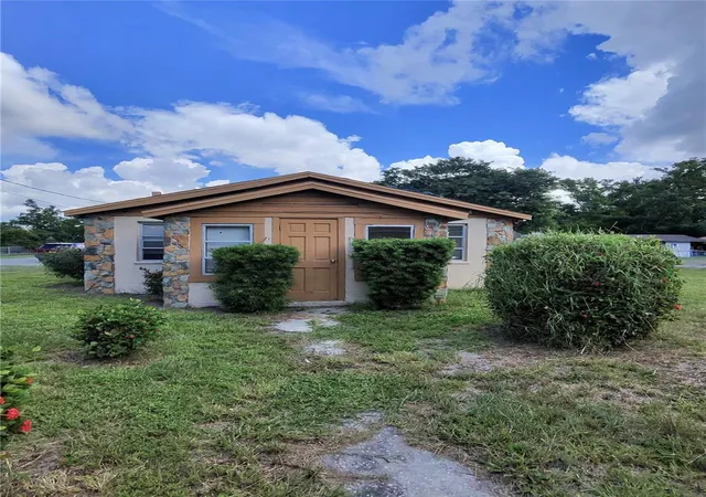 Photo 2 of Single family home for sale at 2118 1st Avenue E, Palmetto, FL 34221 | MLS# A4704474 | Listing updated on 2026-10-06