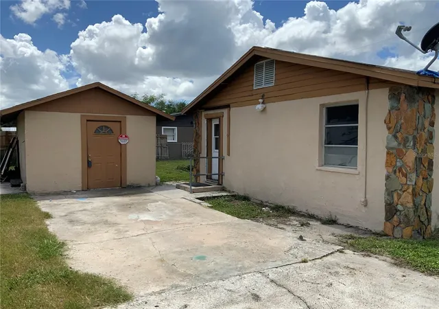 Photo 3 of Single family home for sale at 2118 1st Avenue E, Palmetto, FL 34221 | MLS# A4704474 | Listing updated on 2026-10-06