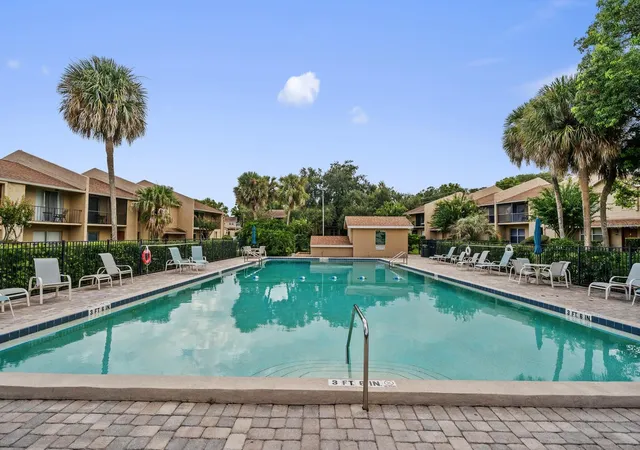 Photo 3 of Townhouse for sale at 856 Park Lake Cir #51, Maitland, FL 32751 | MLS# O6437665 | Listing updated on 2026-09-28