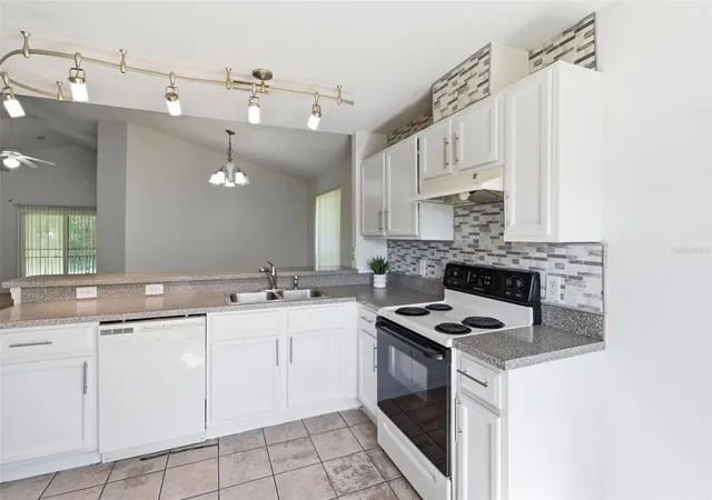 Photo 3 of Sale Pending at 6100 Lee Lan Dr, Orlando, FL 32809 | MLS# O6437698 | Listing updated on 2026-09-14