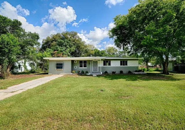Photo 1 of Single family home for sale at 2014 Helms Ave, Leesburg, FL 34748 | MLS# O6437710 | Listing updated on 2026-10-05