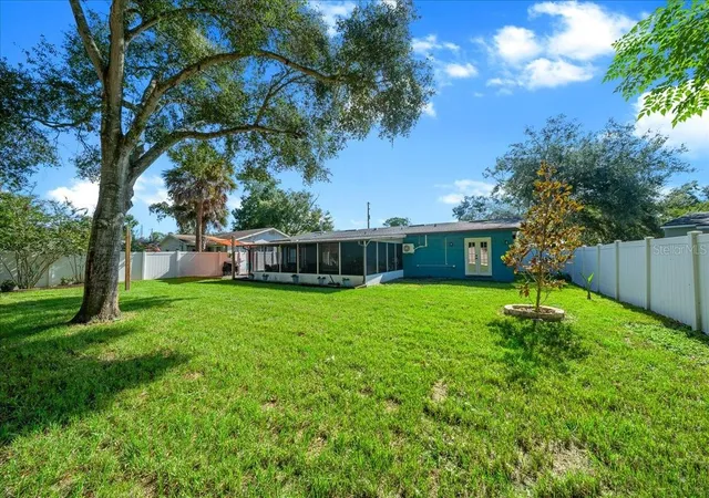 Photo 3 of Single family home for sale at 1005 Perkins St, Leesburg, FL 34748 | MLS# OM731383 | Listing updated on 2026-09-05