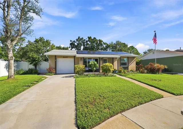Photo 3 of Single family home for sale at 8037 Powder Horn Cir, Largo, FL 33773 | MLS# TB8543900 | Listing updated on 2026-10-08