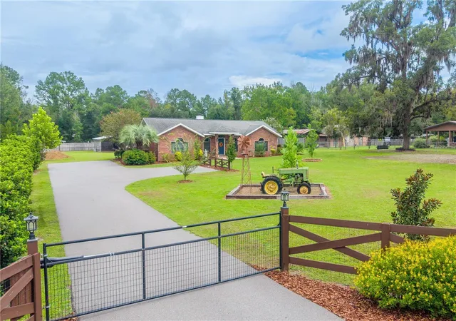Single family home for sale at 11255 W County Road 18, LAKE BUTLER, FL 32054 | MLS# GC543120
