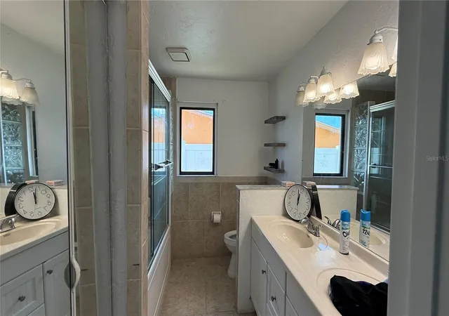 Photo 4 of Single family home for sale at 3100 Lake Ridge Dr, Sarasota, FL 34237 | MLS# A4704529 | Listing updated on 2026-09-23