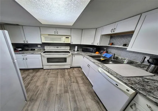 Listing Photo 5 - Condo for sale in building located at 2520 Caper Ln, Maitland, FL 32751 - Unit #204