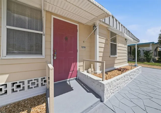 Photo 3 of Manufactured home for sale at 12110 Pawnee Dr, Hudson, FL 34667 | MLS# W7889063 | Listing updated on 2026-09-07