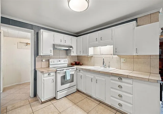 Photo 3 of Single family home for sale at 10 Lychee Dr, Winter Haven, FL 33881 | MLS# TB8543998 | Listing updated on 2026-10-08