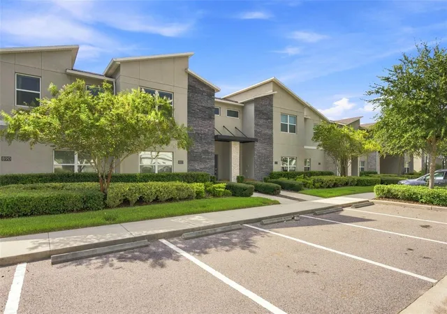 Photo 2 of Townhouse for sale at 880 Pebble Beach Dr, Davenport, FL 33896 | MLS# O6437836 | Listing updated on 2026-09-01