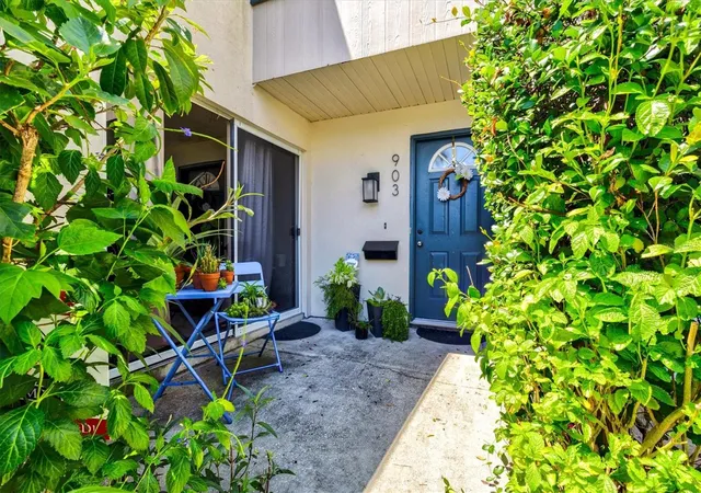 Photo 2 of Townhouse for sale at 903 Byron Ln, Sarasota, FL 34243 | MLS# A4704581 | Listing updated on 2026-09-01