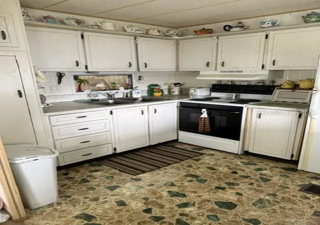 Photo 3 of Manufactured home for sale at 39507 Rockford Ave, Zephyrhills, FL 33542 | MLS# TB8544058 | Listing updated on 2026-09-02