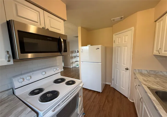 Listing Photo 4 - Condo for sale in building located at 1920 E Edgewood Dr, Lakeland, FL 33803 - Unit #N8