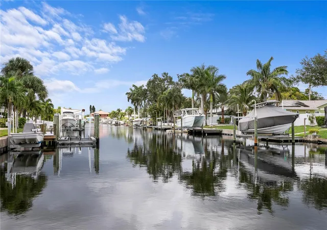 4th image of 4051 14th Street NE, Saint Petersburg, FL 33703 | MLS# TB8544083