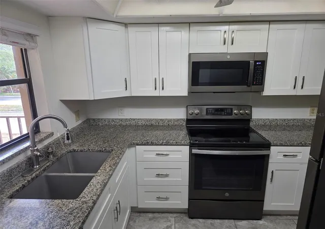 Listing Photo 4 - Condo for sale in building located at 7219 Cloister Dr, SARASOTA, FL 34231 - Unit #202