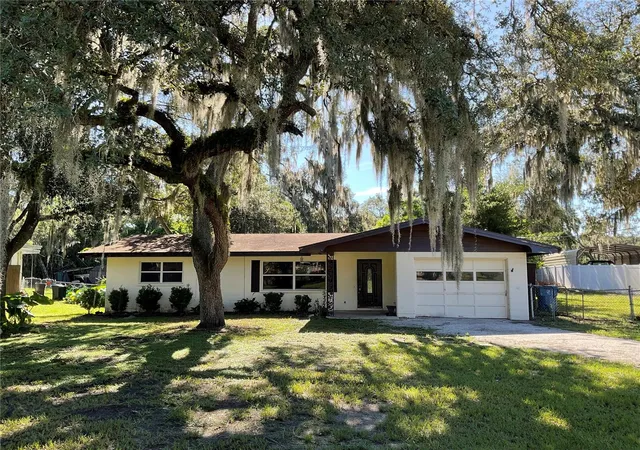 Photo 3 of Single family home for sale at 5032 Flamingo Ln, Dade City, FL 33523 | MLS# TB8544092 | Listing updated on 2026-09-01