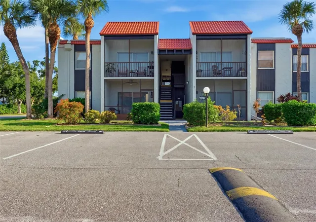 Listing Photo 5 - Condo for sale in building located at 3267 Beneva Rd, Sarasota, FL 34232 - Unit #203