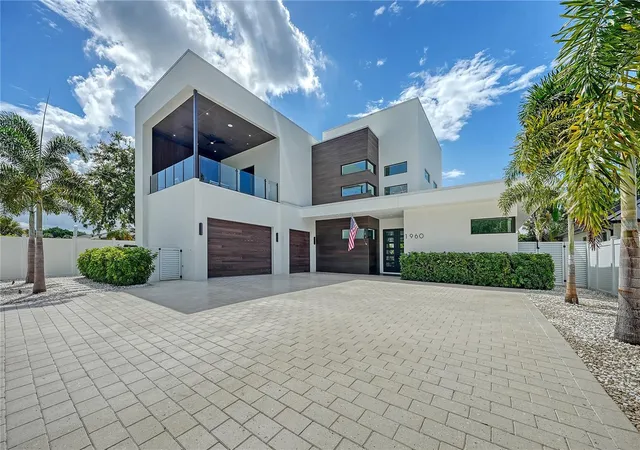 Photo 2 of Single family home for sale at 1960 Boyce St, Sarasota, FL 34239 | MLS# A4704619 | Listing updated on 2026-09-14