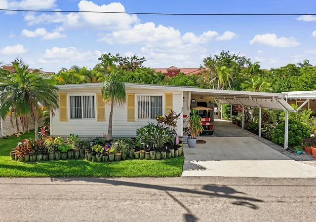Photo 1 of Manufactured home for sale at 18675 Us Hwy 19 N #427, Clearwater, FL 33764 | MLS# TB8544137 | Listing updated on 2026-09-23