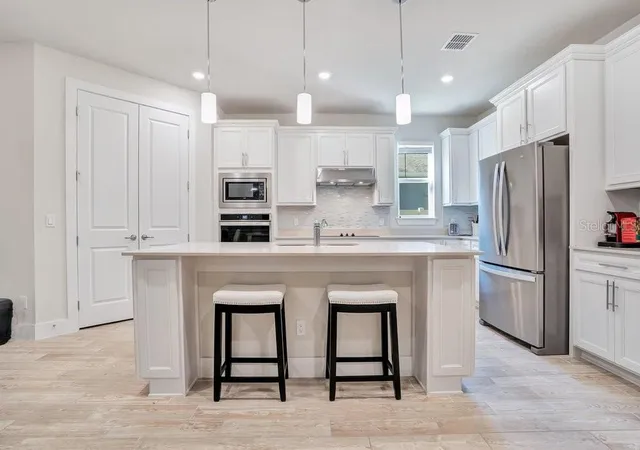 Photo 4 of Single family home for sale at 704 Fox Edge Ct, Oviedo, FL 32765 | MLS# O6437942 | Listing updated on 2026-10-07