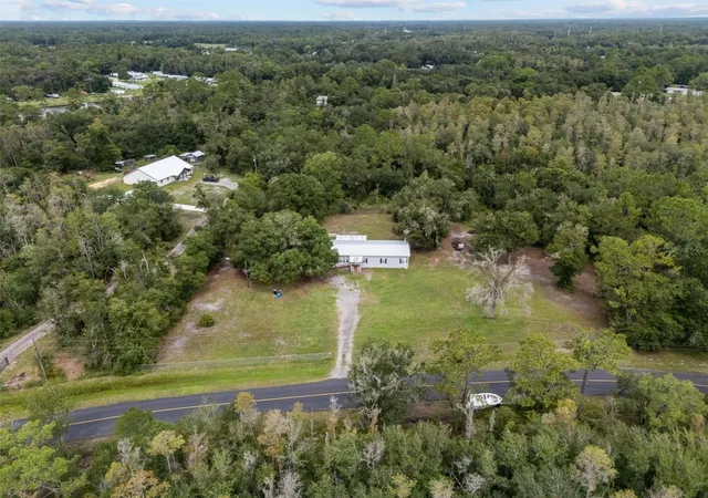 Photo 2 of Manufactured home for sale at 2211 Pioneer Dr, Lakeland, FL 33809 | MLS# L4964712 | Listing updated on 2026-09-13