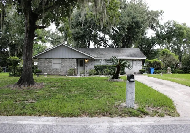 Photo 1 of Single family home for sale at 3010 Oakview Ln, Plant City, FL 33566 | MLS# TB8544227 | Listing updated on 2026-09-01
