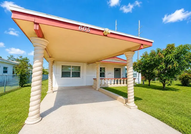Photo 1 of Single family home for sale at 605 Carver Dr, Lake Wales, FL 33853 | MLS# O6438025 | Listing updated on 2026-09-01
