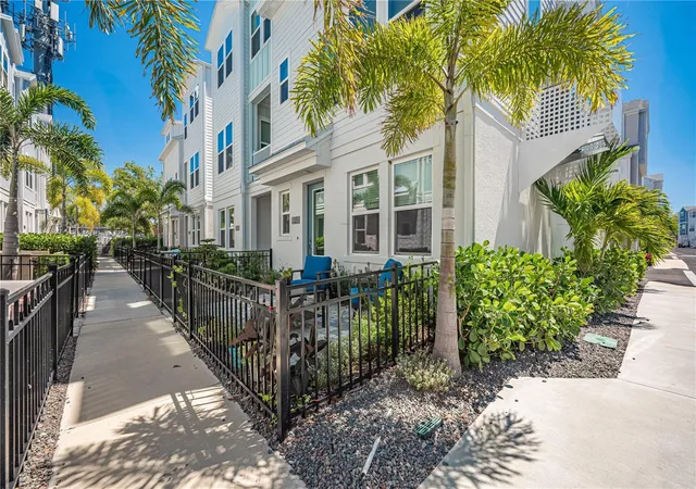 Condo for sale at 2400 Ezzell Ct, SARASOTA, FL 34237 | MLS# A4704666