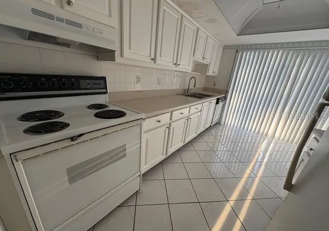 Listing Photo 4 - Condo for sale in building located at 6259 Grn Vw Cir, SARASOTA, FL 34231 - Unit #108