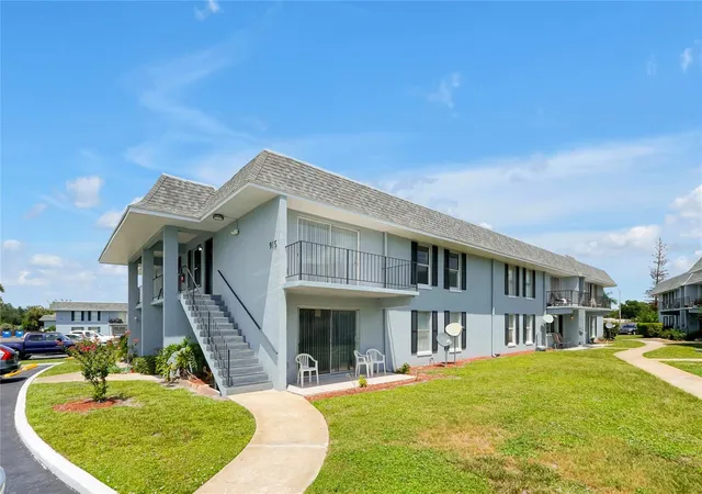 Photo 2 of Condo for sale at 915 W Oak Ridge Rd #B, Orlando, FL 32809 | MLS# O6438072 | Listing updated on 2026-09-01