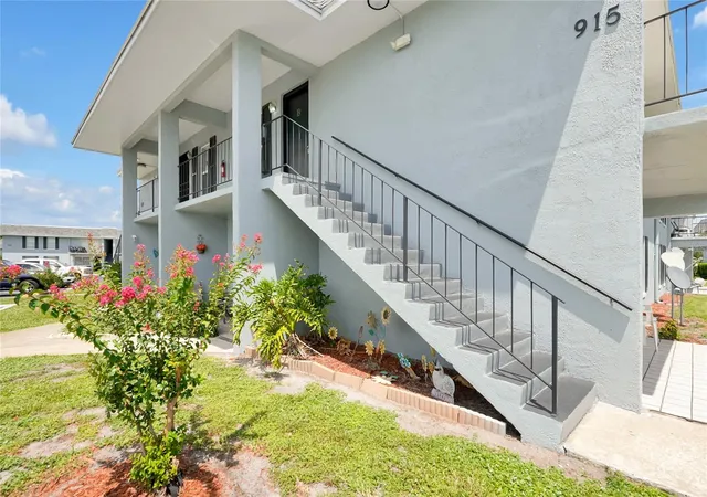 Photo 3 of Condo for sale at 915 W Oak Ridge Rd #B, Orlando, FL 32809 | MLS# O6438072 | Listing updated on 2026-09-01