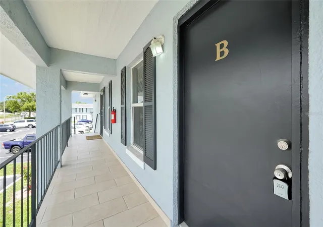 Photo 4 of Condo for sale at 915 W Oak Ridge Rd #B, Orlando, FL 32809 | MLS# O6438072 | Listing updated on 2026-09-01