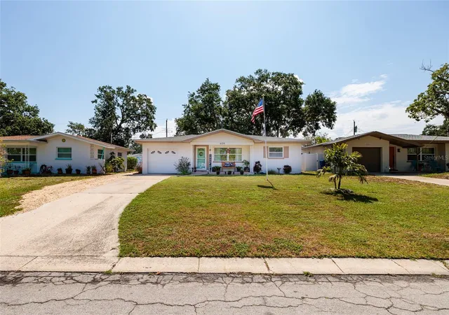 Photo 2 of Sale Pending at 2135 Pocahontas Dr, Largo, FL 33774 | MLS# TB8544331 | Listing updated on 2026-09-04